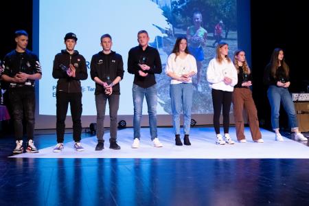 Na mladih šport stoji. Naj športnika Kamnika za leto 2022 Lovro Planko in Tjaša Vrtačič ter ekipa odbojkaric Calcit volleya (22)